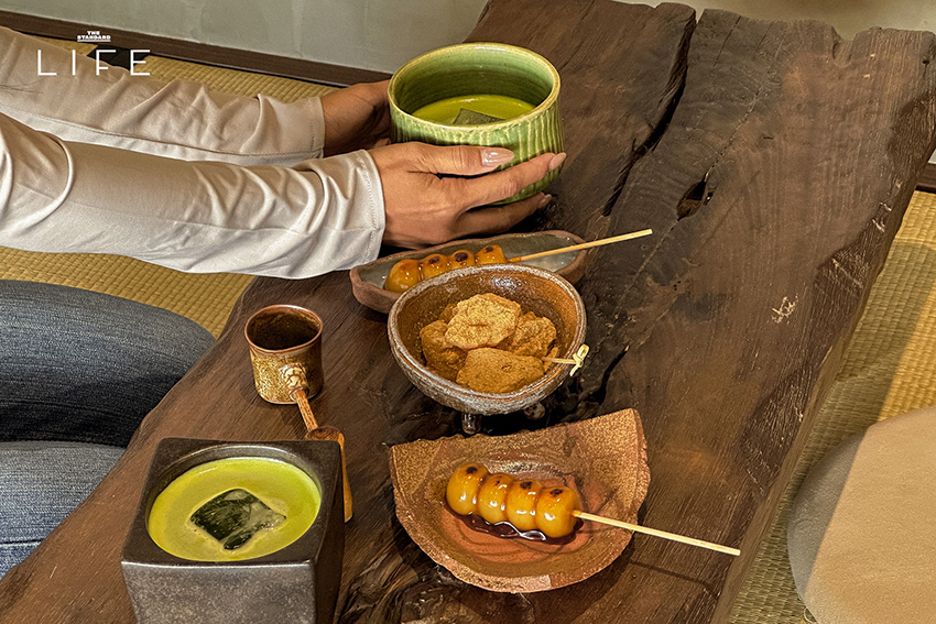 ภาพบรรยากาศภายในร้าน maja. matcha แสดงมัทฉะและดังโงะบนโต๊ะไม้ 12