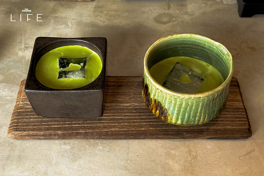 ภาพบรรยากาศภายในร้าน maja. matcha แสดงมัทฉะและดังโงะบนโต๊ะไม้ 13