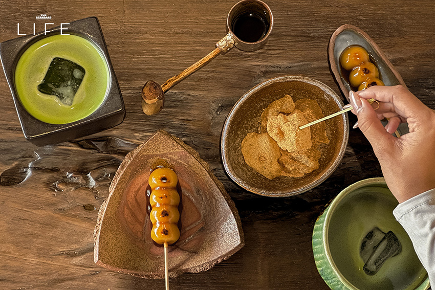 ภาพบรรยากาศภายในร้าน maja. matcha แสดงมัทฉะและดังโงะบนโต๊ะไม้ 14