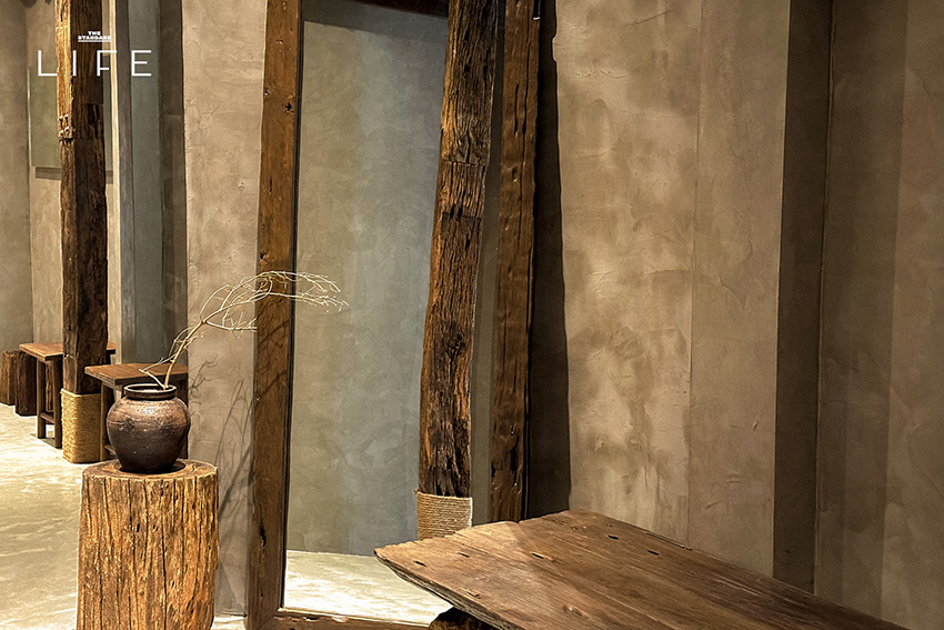ภาพบรรยากาศภายในร้าน maja. matcha แสดงมัทฉะและดังโงะบนโต๊ะไม้ 15