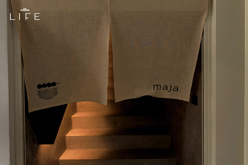 ภาพบรรยากาศภายในร้าน maja. matcha แสดงมัทฉะและดังโงะบนโต๊ะไม้ 16