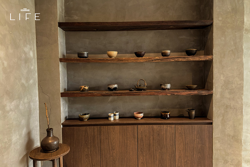 ภาพบรรยากาศภายในร้าน maja. matcha แสดงมัทฉะและดังโงะบนโต๊ะไม้ 2
