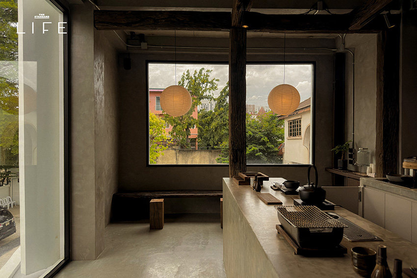 ภาพบรรยากาศภายในร้าน maja. matcha แสดงมัทฉะและดังโงะบนโต๊ะไม้ 3