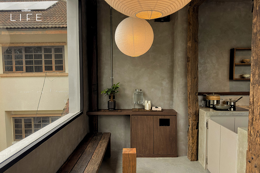 ภาพบรรยากาศภายในร้าน maja. matcha แสดงมัทฉะและดังโงะบนโต๊ะไม้ 4