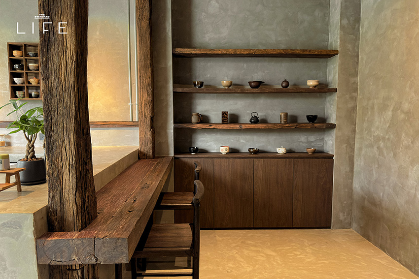 ภาพบรรยากาศภายในร้าน maja. matcha แสดงมัทฉะและดังโงะบนโต๊ะไม้ 5