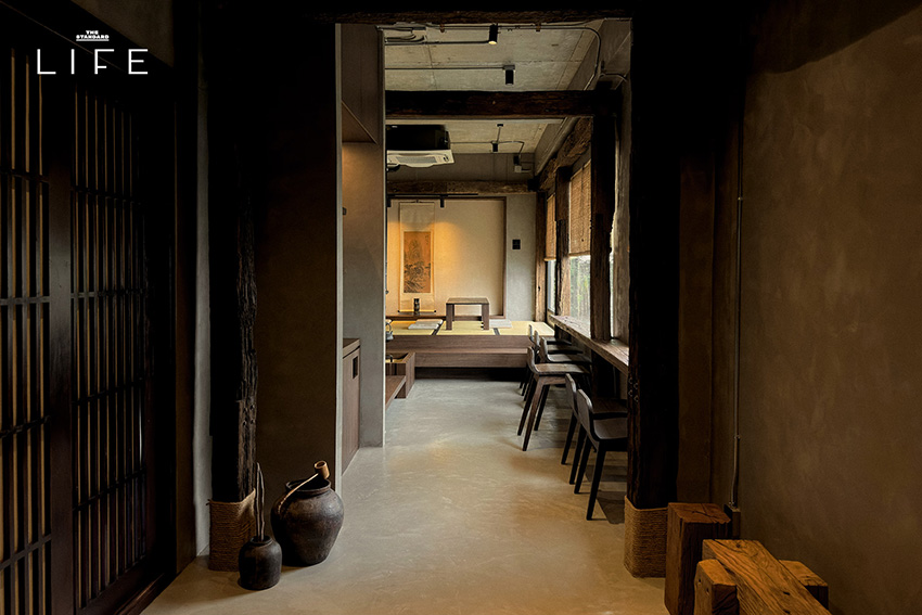 ภาพบรรยากาศภายในร้าน maja. matcha แสดงมัทฉะและดังโงะบนโต๊ะไม้ 6