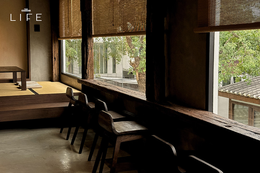 ภาพบรรยากาศภายในร้าน maja. matcha แสดงมัทฉะและดังโงะบนโต๊ะไม้ 7