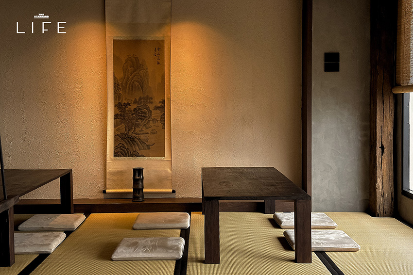 ภาพบรรยากาศภายในร้าน maja. matcha แสดงมัทฉะและดังโงะบนโต๊ะไม้ 8