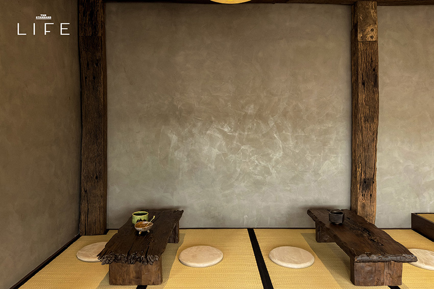 ภาพบรรยากาศภายในร้าน maja. matcha แสดงมัทฉะและดังโงะบนโต๊ะไม้ 9