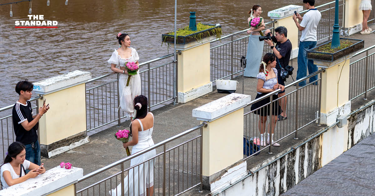 วัยรุ่นหญิงสวมมาลัยดอกไม้สดประดับผม ถ่ายภาพที่ตลาดดอกไม้เชียงใหม่