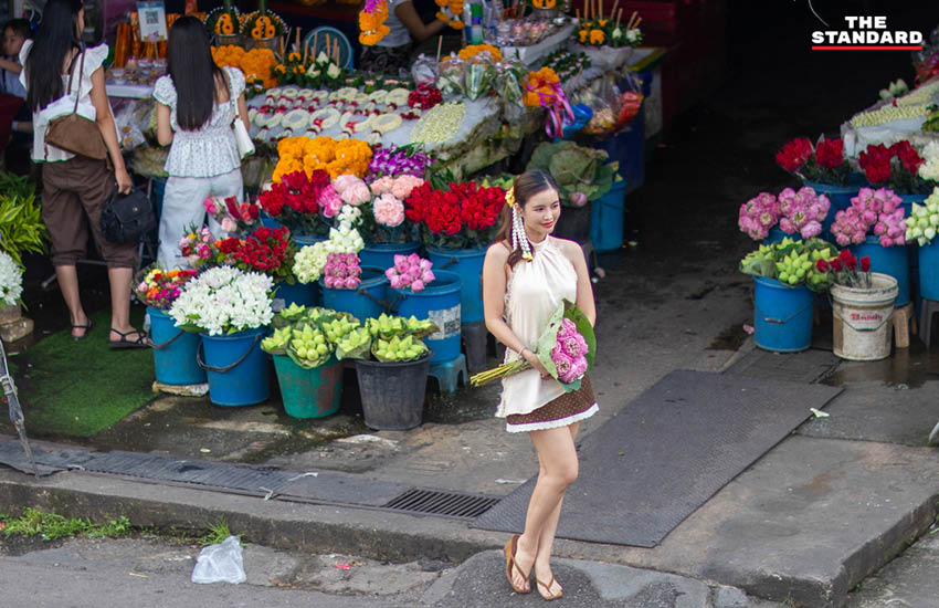 วัยรุ่นหญิงสวมมาลัยดอกไม้สดประดับผม ถ่ายภาพที่ตลาดดอกไม้เชียงใหม่ 10