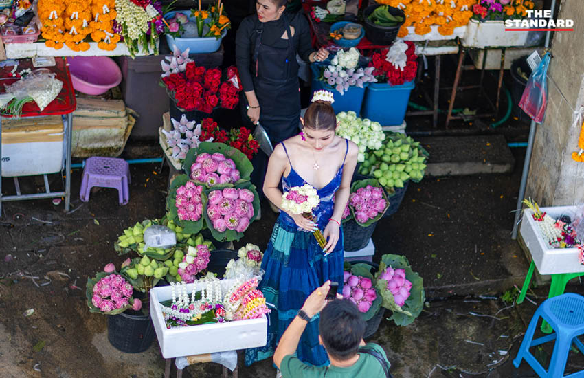 วัยรุ่นหญิงสวมมาลัยดอกไม้สดประดับผม ถ่ายภาพที่ตลาดดอกไม้เชียงใหม่ 2