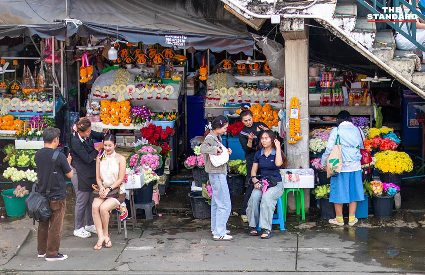 วัยรุ่นหญิงสวมมาลัยดอกไม้สดประดับผม ถ่ายภาพที่ตลาดดอกไม้เชียงใหม่ 3