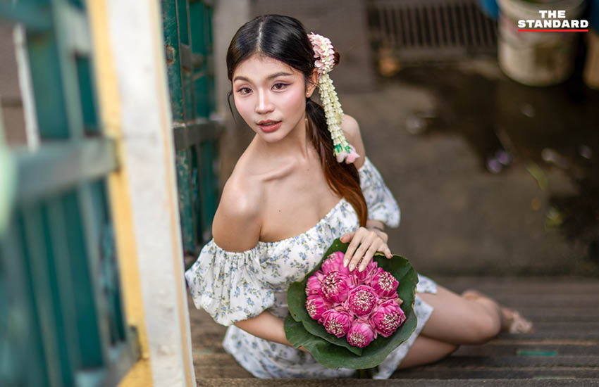 วัยรุ่นหญิงสวมมาลัยดอกไม้สดประดับผม ถ่ายภาพที่ตลาดดอกไม้เชียงใหม่ 4