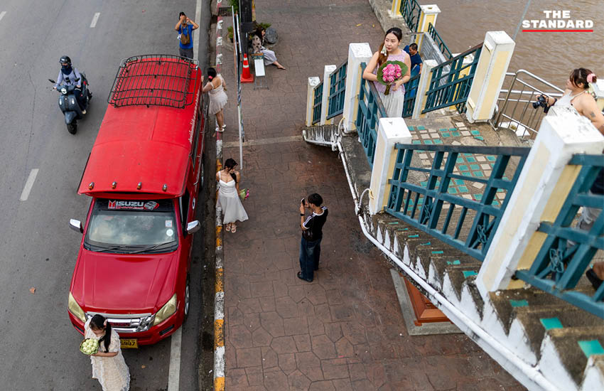 วัยรุ่นหญิงสวมมาลัยดอกไม้สดประดับผม ถ่ายภาพที่ตลาดดอกไม้เชียงใหม่ 5