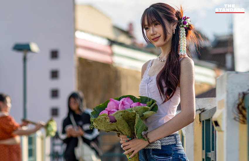วัยรุ่นหญิงสวมมาลัยดอกไม้สดประดับผม ถ่ายภาพที่ตลาดดอกไม้เชียงใหม่ 6