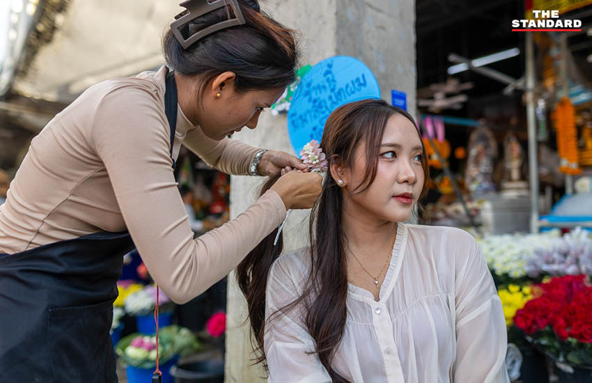 วัยรุ่นหญิงสวมมาลัยดอกไม้สดประดับผม ถ่ายภาพที่ตลาดดอกไม้เชียงใหม่ 7
