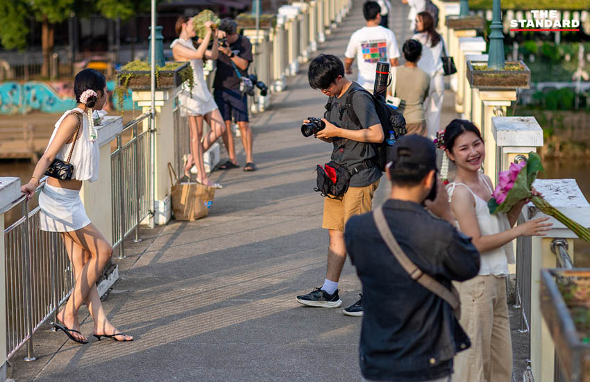 วัยรุ่นหญิงสวมมาลัยดอกไม้สดประดับผม ถ่ายภาพที่ตลาดดอกไม้เชียงใหม่ 8