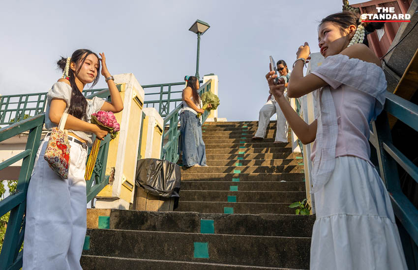 วัยรุ่นหญิงสวมมาลัยดอกไม้สดประดับผม ถ่ายภาพที่ตลาดดอกไม้เชียงใหม่ 9