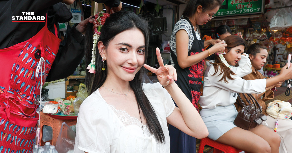ภาพผู้คนกำลังประดับมาลัยรัดเกล้าบนผมที่ปากคลองตลาด