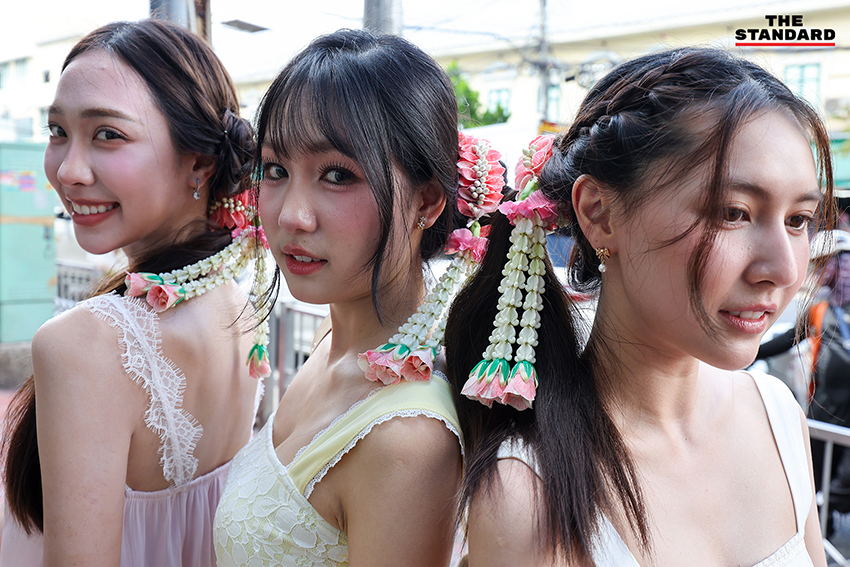 ภาพผู้คนกำลังประดับมาลัยรัดเกล้าบนผมที่ปากคลองตลาด 3