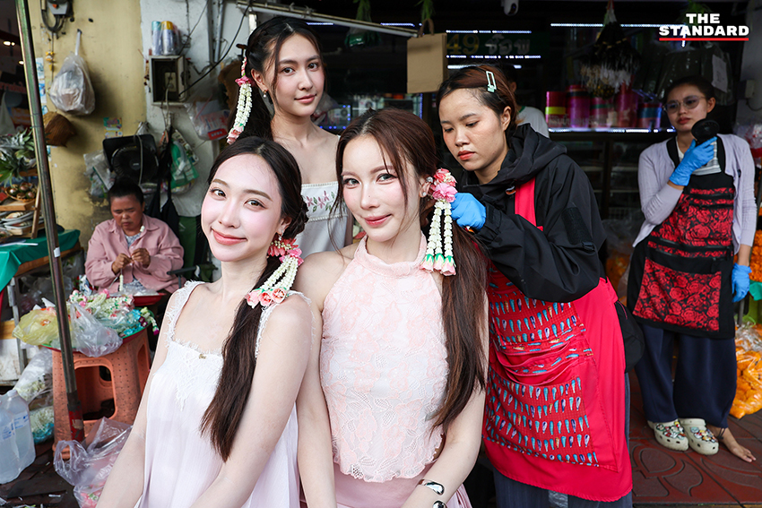 ภาพผู้คนกำลังประดับมาลัยรัดเกล้าบนผมที่ปากคลองตลาด 4