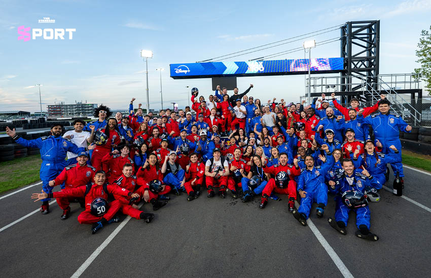 แม็กซ์ เวอร์สแตพเพน นักขับ F1 กำลังขับโกคาร์ตในการแข่งขัน Max vs 100 10