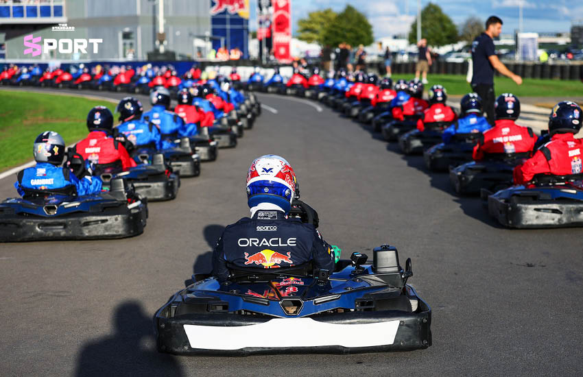 แม็กซ์ เวอร์สแตพเพน นักขับ F1 กำลังขับโกคาร์ตในการแข่งขัน Max vs 100 2