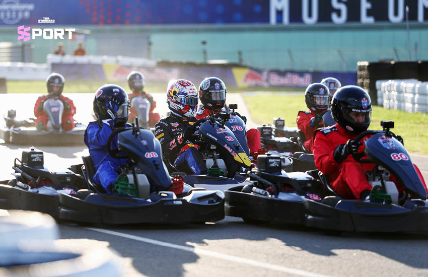 แม็กซ์ เวอร์สแตพเพน นักขับ F1 กำลังขับโกคาร์ตในการแข่งขัน Max vs 100 5