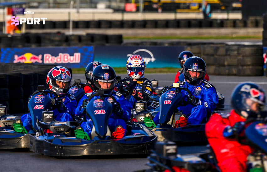 แม็กซ์ เวอร์สแตพเพน นักขับ F1 กำลังขับโกคาร์ตในการแข่งขัน Max vs 100 6