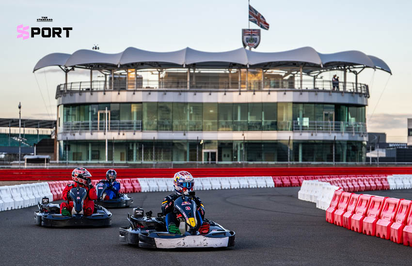 แม็กซ์ เวอร์สแตพเพน นักขับ F1 กำลังขับโกคาร์ตในการแข่งขัน Max vs 100 7