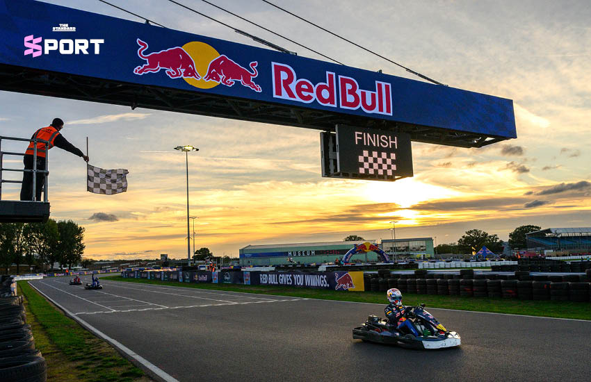 แม็กซ์ เวอร์สแตพเพน นักขับ F1 กำลังขับโกคาร์ตในการแข่งขัน Max vs 100 8