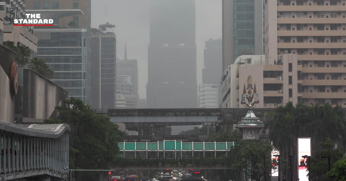 ภาพฝนตกหนักและน้ำท่วมขังบนถนนในกรุงเทพมหานคร