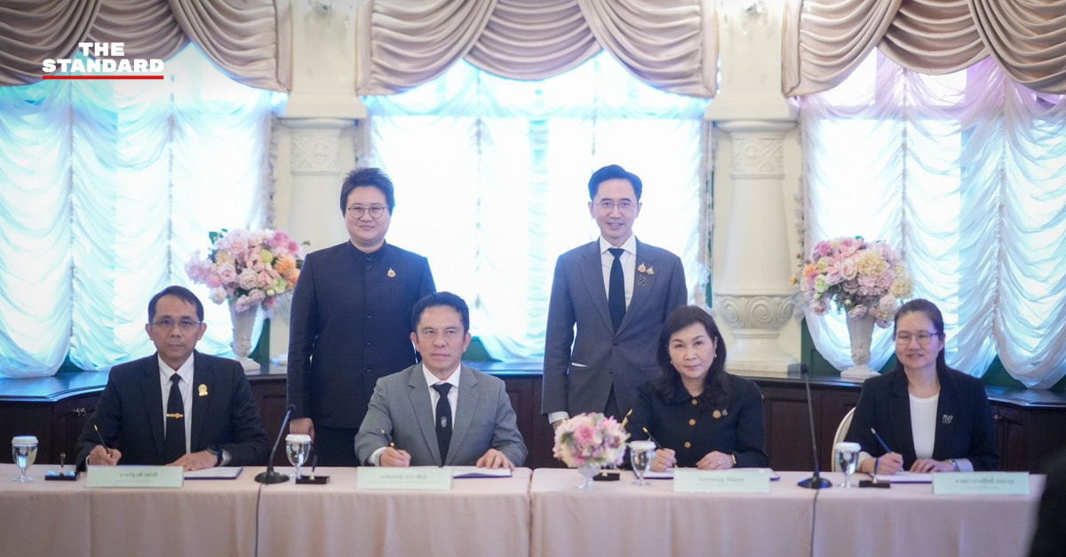 ภาพพิธีลงนามบันทึกข้อตกลงความร่วมมือ 'One Map ของน้ำ' โดยผู้บริหาร อว. ดีอี และ 4 หน่วยงาน