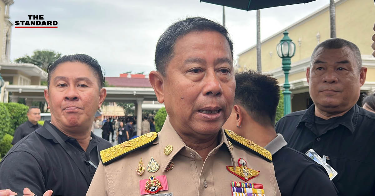 ภาพทหารกำลังช่วยขนย้ายสัมภาระของผู้โดยสารที่ตกค้างในสนามบินสุวรรณภูมิ