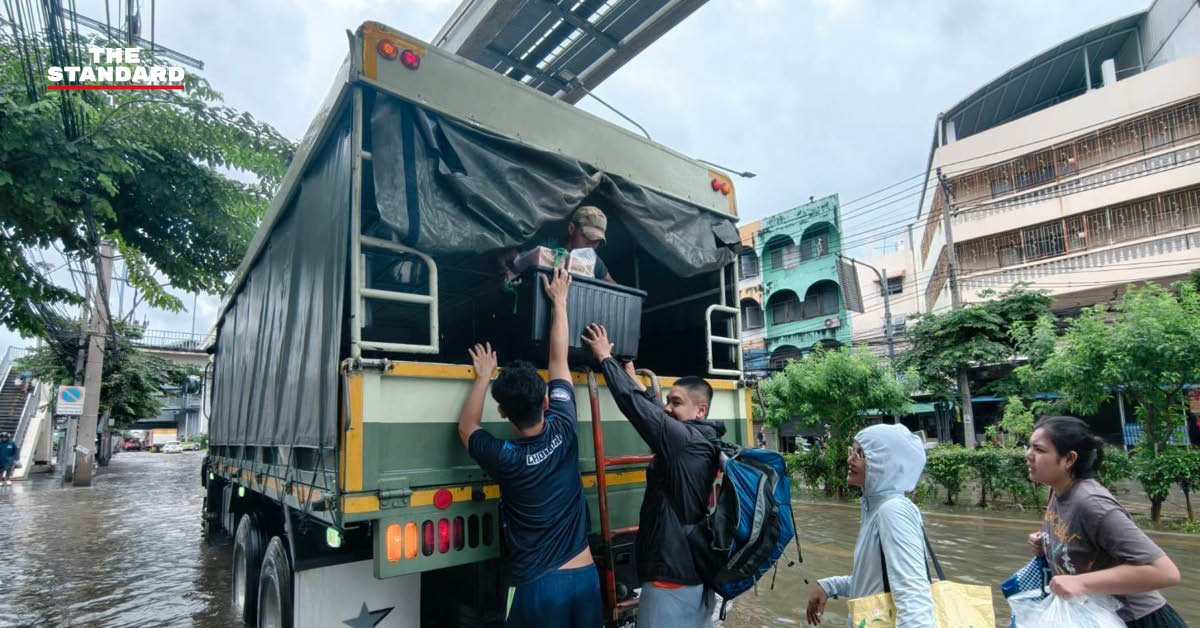กำลังพลและยานพาหนะของกรมยุทธบริการทหารเข้าช่วยเหลือประชาชนในพื้นที่น้ำท่วม