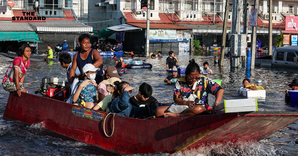 เจ้าหน้าที่จาก 3 กระทรวงลงเรือนำสิ่งของช่วยเหลือผู้ประสบภัยน้ำท่วมในพื้นที่ลาดกระบัง