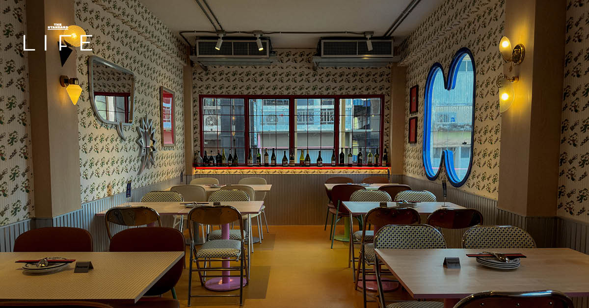 ภาพบรรยากาศร้าน Mitr Street ย่านท่าเตียน มองเห็นวิววัดโพธิ์