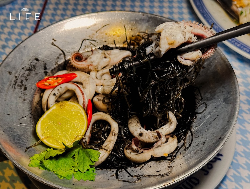 ภาพบรรยากาศร้าน Mitr Street ย่านท่าเตียน มองเห็นวิววัดโพธิ์ 19