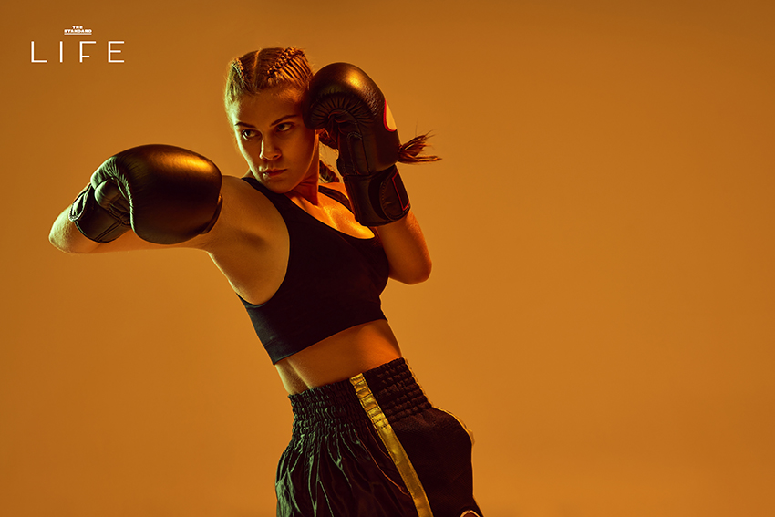 นักกีฬา MMA กำลังต่อสู้กันในสังเวียน 1