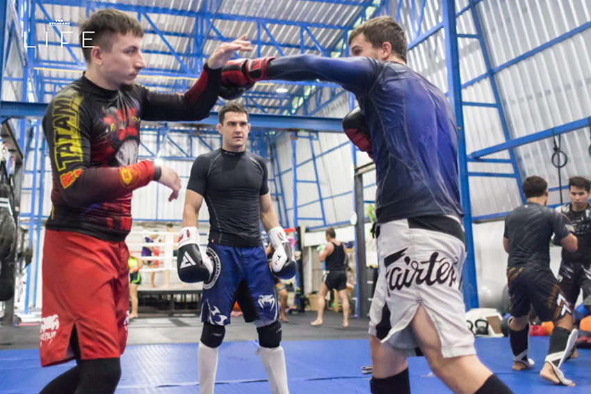 นักกีฬา MMA กำลังต่อสู้กันในสังเวียน 4