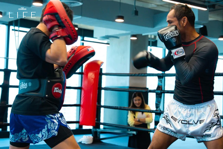 นักกีฬา MMA กำลังต่อสู้กันในสังเวียน 5