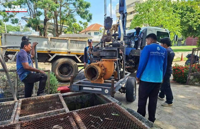 ภาพเจ้าหน้าที่กำลังติดตั้งเครื่องสูบน้ำเพื่อเร่งระบายน้ำท่วมในพื้นที่ประสบภัย 2