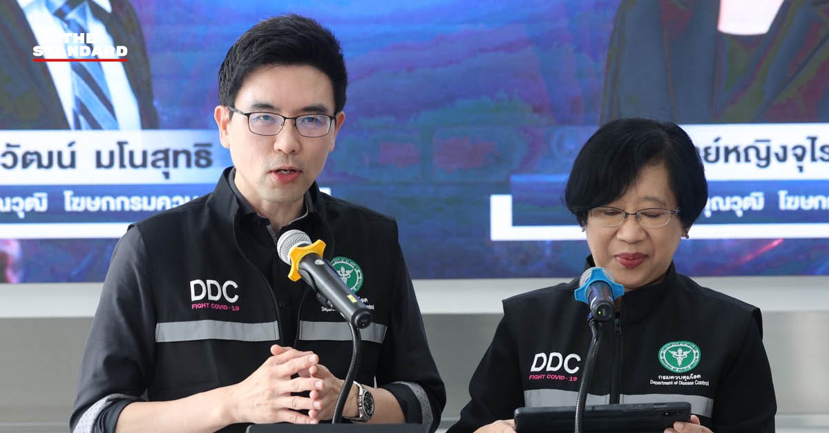 บุคลากรทางการแพทย์กำลังให้ข้อมูลและคำแนะนำเกี่ยวกับการป้องกันโรคระบบทางเดินหายใจ