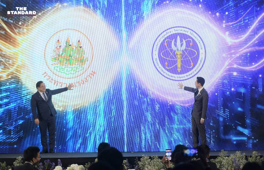 ภาพรัฐมนตรีจากกระทรวง อว. และกระทรวงแรงงาน ร่วมเปิดความร่วมมือพัฒนาบุคลากรสำหรับอุตสาหกรรมเซมิคอนดักเตอร์ 1