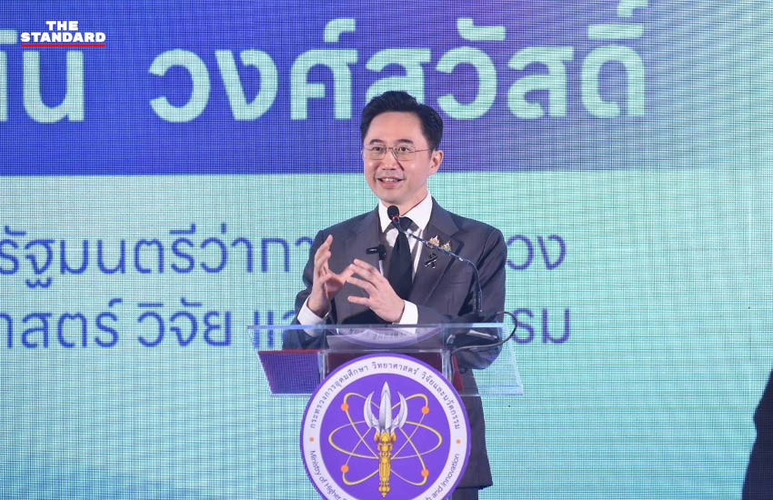 ภาพรัฐมนตรีจากกระทรวง อว. และกระทรวงแรงงาน ร่วมเปิดความร่วมมือพัฒนาบุคลากรสำหรับอุตสาหกรรมเซมิคอนดักเตอร์ 3