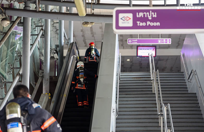 เจ้าหน้าที่ดับเพลิงเข้าควบคุมสถานการณ์ไฟฟ้าลัดวงจรบนรางรถไฟฟ้า MRT สถานีเตาปูน 1