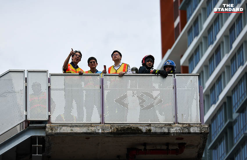 เจ้าหน้าที่ดับเพลิงเข้าควบคุมสถานการณ์ไฟฟ้าลัดวงจรบนรางรถไฟฟ้า MRT สถานีเตาปูน 3