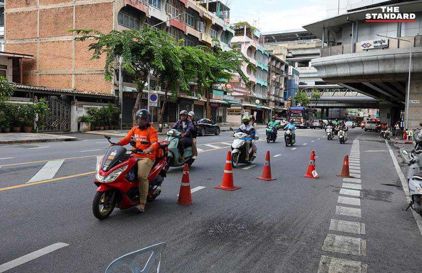 เจ้าหน้าที่ดับเพลิงเข้าควบคุมสถานการณ์ไฟฟ้าลัดวงจรบนรางรถไฟฟ้า MRT สถานีเตาปูน 4