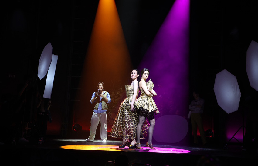 ภาพโปรโมตละครเวที เมืองมารยา เดอะมิวสิคัล ที่มีนักแสดงนำ แพท สุธาสินี, อแมนด้า ออบดัม และ เจมส์ มาร์ 1